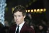 Britanskemu igralcu Eddiju Redmaynu je oskarja prinesla vloga v filmu Teorija vsega, v katerem je upodobil Stephena Hawkinga, ki se je poslovil letos. Foto: EPA