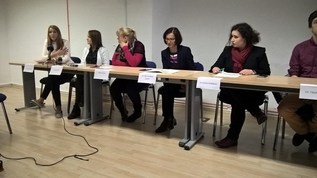 Študentke, ki so kandidirale na filozofski fakulteti, so bile v času volitev deležne žaljivih opazk, ustrahovanja in neprimernega dotikanja, zato so se obrnile tudi na policijo. Foto: Luka Lukič
