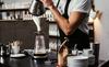 Pour-over, immersion in cold drip so načini priprave kave, ki jih omogoča Gina. Najbolj klasičen je prvi, pri katerem kavna zrna prelijemo z vročo vodo, pri drugem se kava namaka v keramičnem lijaku, pri tretjem pa, kot gre sklepati iz imena, poleg kavnih zrn glavno vlog igra mrzla voda. Foto: Goat Story