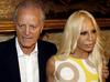 Gianni Versace je znamko zasnoval, od njegove smrti pa je bila na čelu modne hiše njegova sestra Donatella. Foto: EPA