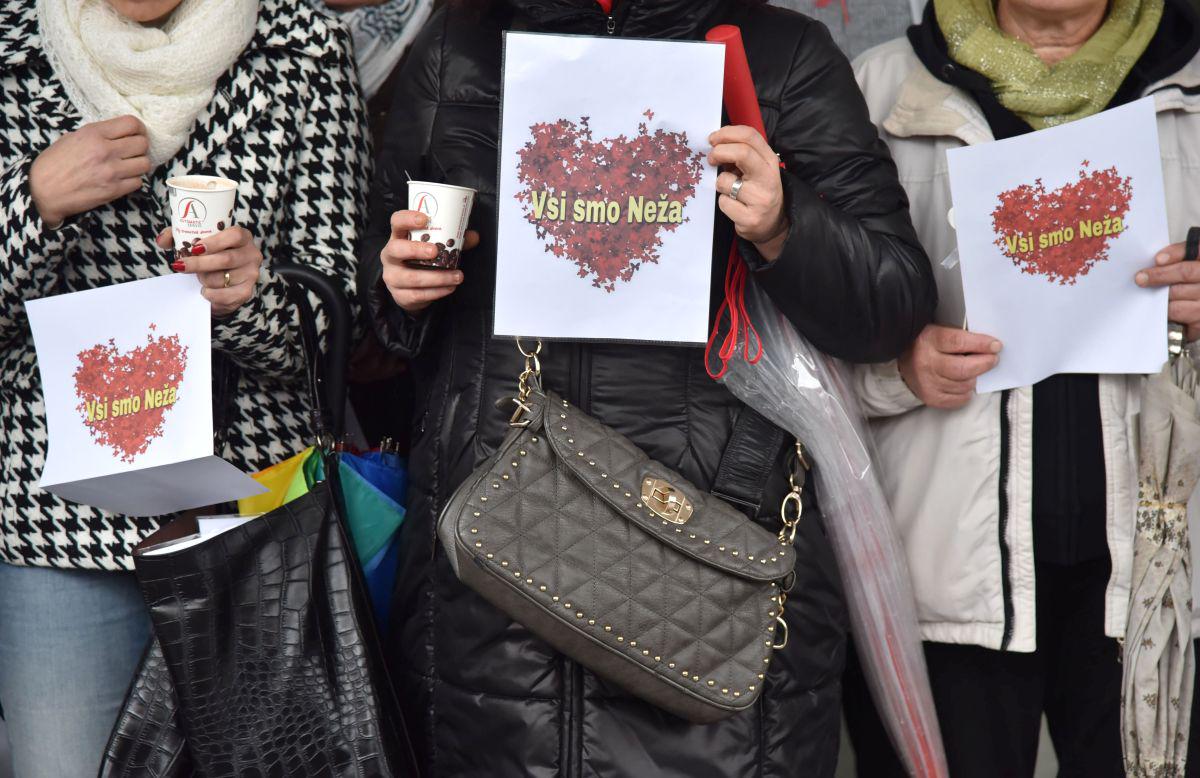 Pred pediatrično kliniko se je v podporo mami dveletne deklice zbrala manjša skupina protestnikov. Foto: BoBo