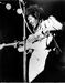 Jimi Hendrix na odru Monterey Pop Festivala leta 1967, se pravi leto dni po koncertu v Münchnu, kjer je prvič razbil kitaro na odru. Monterey pa je prinesel prvi