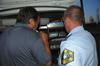 V primerih, ko policisti v postopku preverjajo prisotnost alkohola v izdihanem zraku, praviloma uporabljajo indikatorje alkohola v izdihanem zraku oziroma alkoskope. Foto: Policija