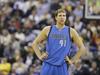 Dirk Nowitzki ima letos že od prve tekme sezone težave s tetivo. Odigral je le tri tekme, na katerih je v povprečju igral dobrih 27 minut in dosegal po 12 točk. Foto: AP