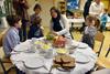 Evropska komisarka za promet Violeta Bulc se je v osnovni šoli Trnovo udeležila tradicionalnega slovenskega zajtrka. Foto: BoBo
