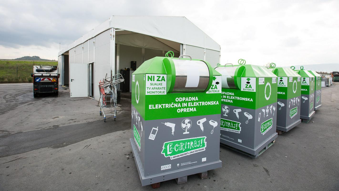 Zbiralniki za elektronske odpadke, ki jih bodo namestili v koprski občini. Foto: Vojko Rotar, Marjetica Koper