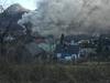 Na Slovenskem Javorniku pri Jesenicah je zagorelo v poslovnem objektu, iz katerega se še vedno vali gost dim. Foto: Radio Triglav