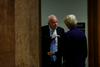 Predsednik kongresnega odbora za oborožene sile senator John McCain (na fotografiji v pogovoru s senatorko Elizabeth Warren) je ob začetku