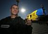 Kar nekaj evropskih policij že vrsto let uporablja električne paralizatorje. Foto: Reuters/Eric Gaillard