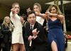 V bondovski preži je seveda letošnji voditelj, Jimmy Fallon, za njim pa letošnje