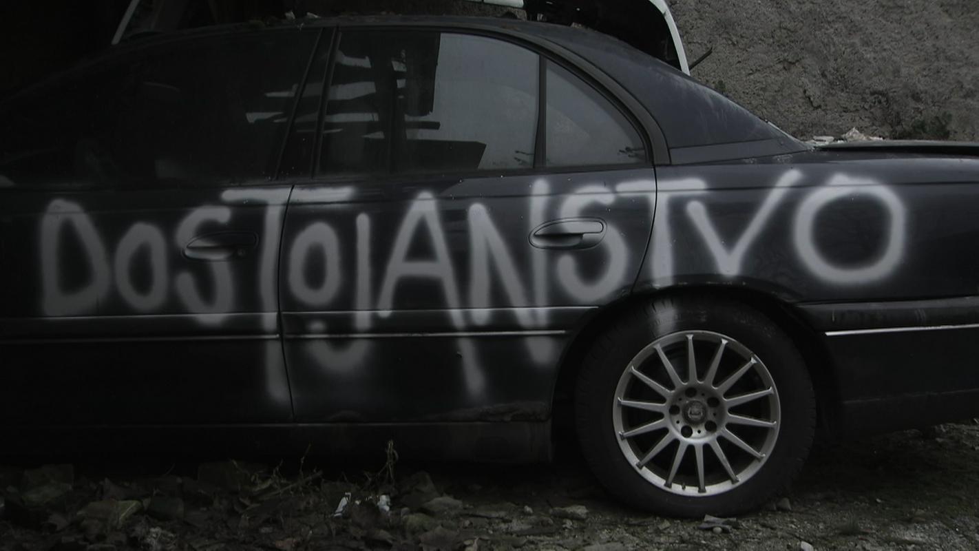 Danes tudi zaposlitev ne zagotavlja več izhoda iz revščine. A revščini niso izpostavljeni zgolj prekarci, z vse večjimi tveganji se spoprijemajo tudi redno zaposleni. Foto: iz dokumentarnega filma Pod mostovi