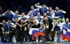 Fotografija za zgodovino. Slovenski rokometaši z bronastimi medaljami svetovnega prvenstva. Bravo fantje in kapo dol! To je druga medalja za slovenski rokomet, saj je bila Slovenija leta 2004 srebrna na domačem evropskem prvenstvu. Foto: Reuters