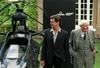 Q-jeve čevlje je imel v bondovski filmski franšizi najdlje obute Desmond Llewelyn (na fotografiji skupaj z Bondom Pierceom Brosnanom), vanje so stopili tudi Peter Burton, Geoffrey Bayldon, Alec McCowen in John Cleese, trenutno pa jih nosi Ben Whishaw. Foto: EPA