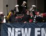 Devin McCourty, Tom Brady in trener Bill Belichick so med parado takole v zrak dvignili tri od petih lovorik Vincea Lombardija, ki so jih osvojili Patriotsi. Foto: Reuters
