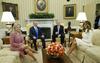 Ameriški predsednik Donald Trump je skupaj z ženo Melanio zakonca Netanjahu, Benjamina in Saro, gostil v Ovalni pisarni Bele hiše. Foto: Reuters