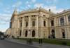 Gledališča po državi so po smrti cesarja odpovedala predstave. Na fotografiji dunajski Burgtheater, ustanovljen v času vladavine Marije Terezije. Foto: Rok Omahen