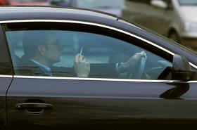 Kajenje v avtomobilu: strupene snovi se sproščajo še več kot leto in pol