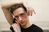 Sergej Polunin, ki se je rodil v Hersonu v Ukrajini, se je v zgodnjih najstniških letih sam preselil v London in se pridružil Kraljevemu baletu pri rosnih 19, postal je najmlajši solist te baletne hiše vseh časov. In gotovo tudi njihov najmlajši 'upokojenec', ko je pri 21 odšel z vaj in se nikoli več vrnil. Foto: Reuters