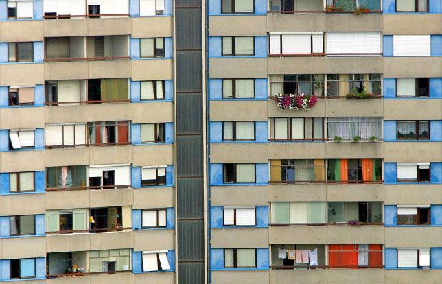 Opis fotografije: Fotografija prikazuje pročelje večstanovanjske hiše. Foto: BoBo Opis fotografije: Fotografija prikazuje pročelje večstanovanjske hiše. Foto: BoBo
