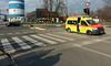 Po cesti, na kateri je hitrost omejena na 60 km/h, naj bi motorist pripeljal s kar okoli 150 km/h. Voznik rešilca tega ni mogel predvidevati - menil je, da ima dovolj časa, da varno zavije na levo, torej še preden bo motorist zapeljal v križišče. Gre za t. i. načelo zaupanja, po katerem sme udeleženec v cestnem prometu pričakovati, da bodo vsi udeleženci spoštovali predpise oziroma jih ne bodo tako grobo kršili, kot se je zgodilo v tem primeru. Foto: MMC RTV SLO