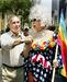 Gilbert Baker se je na Paradi ponosa v New Yorku leta 2002 rokoval z županom Michaelom Bloombergom. V drugi roki ima mavrično zastavo. Foto: Reuters