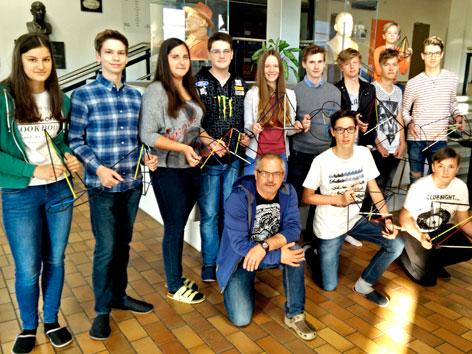 Zadaj: Bernhard Tschamer; stojijo z leve: Laura Kotnik, Krištof Grilc, Valentina Tschaschel, Urban Koblar, Rebecca Sturm, Matej Rozman, Valentin Cencig, Val Vovk Petrovski, Julian Lipuš; spredaj z leve: Niko Ottowitz, Benedikt Haab, Aljaž Pajk