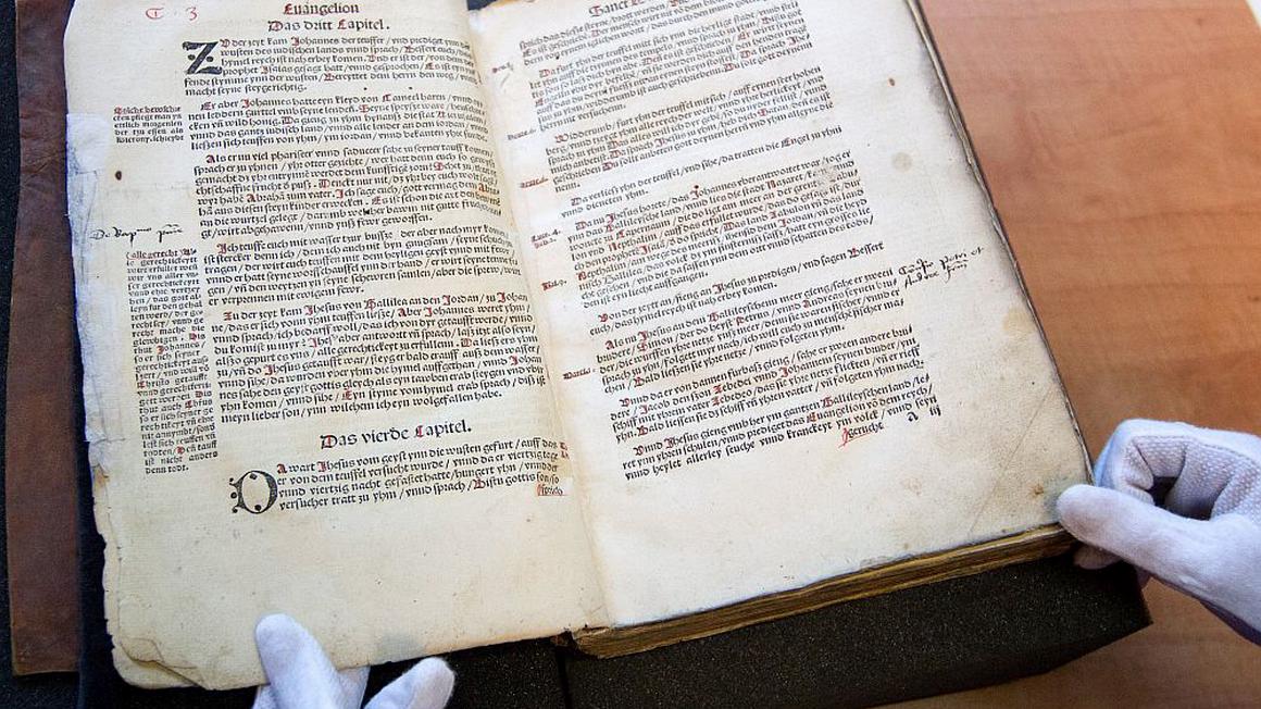 31. oktobra praznujemo dan reformacije. Za ta praznik je zaslužen nemški duhovnik Martin Luter, ki naj bi zadnjega oktobra 1517 na vrata wittenberške cerkve nabil svojih 95 kritičnih tez, s katerimi je pozival k spremembi tedanje zahodne cerkve. Z njimi je povzročil razkol v Katoliški cerkvi. Večina tez se je nanašala na kupovanje odpustkov, na račun katerih je tedanja Katoliška cerkev izjemno bogatela. Foto: EPA