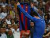 Lionel Messi je po zmagovitem zadetku slekel dres in ga takole pokazal navijačem madridskega Reala. Foto: Reuters