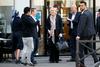 Marine Le Pen je v ponedeljek zvečer presenetila z odločitvijo, da bo odstopila z vrha stranke. V ponedeljek je sicer nadaljevala kampanjo, med drugim je v bližini strankinega sedeža v Parizu obiskala tudi frizerja, kjer jo je ujel tudi Reutersov fotograf. Foto: Reuters