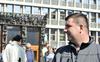 Leta 2012 so se pred DZ-jem zaradi rubeža in prodaje hiše v podporo družine Vaskrsić zbrali protestniki. Foto: BoBo