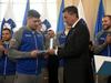 Odlikovanje red za zasluge je iz rok predsednika države Boruta Pahorja prejel novi kapetan Slovenije Marko Bezjak. Foto: BoBo