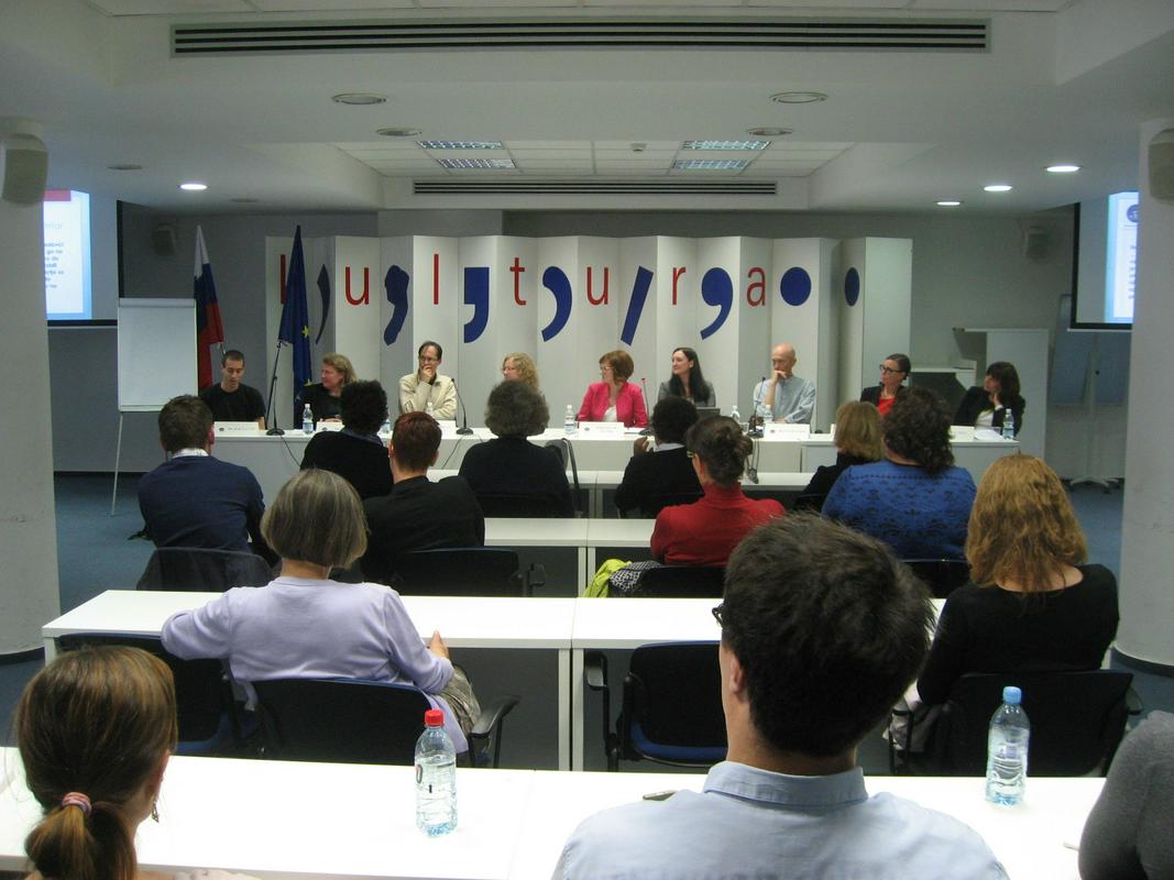 Na okrogli mizi 11. maja je svoj pogled predstavilo kar sedem povabljenih strokovnjakov jezikoslovcev in predstavnica finančne uprave. Od leve proti desni sedijo Rok Žaucer, Simona Kranjc, Marcello Potocco, Melita Zemljak Jontes, Kristina M. Pučnik, Andreja Kalc, David Limon, Simona Bergoč, Meta Meh. Foto: Rok Dovjak