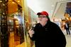 Michael Moore se je nekaj dni po Trumpovi izvolitvi pojavil v njegovi zlati palači na Manhattnu, Trump Towerju, in novoizvoljenemu predsedniku pustil sporočilo na listku, na katerem je pisalo, da želi govoriti z njim. Na svoji spletni strani je že v času predsedniške kampanje Moore objavil odprto pismo Trumpovi hčeri Ivanki z naslovom 'Tvoj oče ni dobro', v katerem jo je pozval, naj ga spravi k pameti. Foto: Reuters