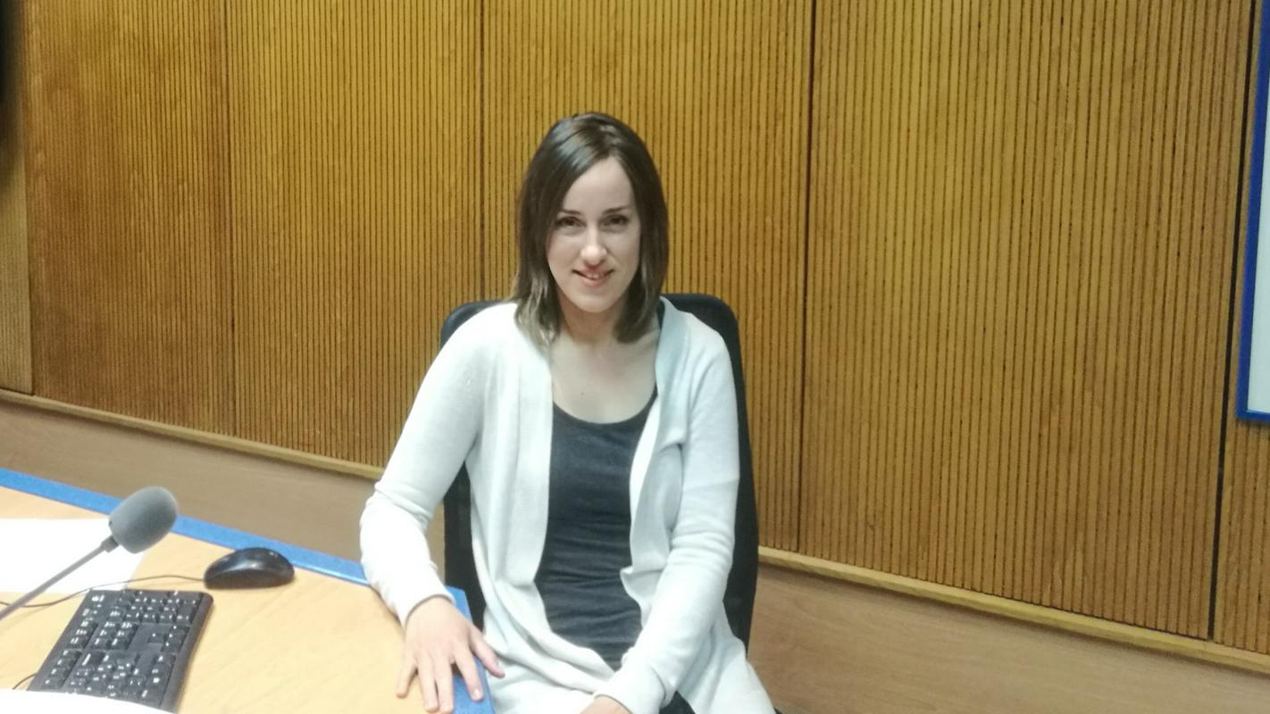Zala Janežič, strokovna sodelavka izolskega središča Logout, v studiu Radia Koper. Foto: Tjaša Lotrič