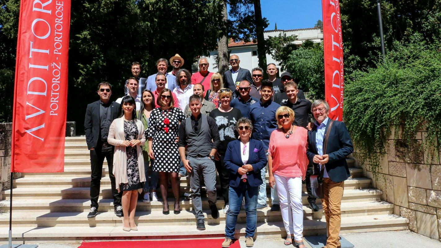 Nastopajoči na Melodijah morja in sonca 2017 z organizatorji. Foto: Avditorij Portorož
