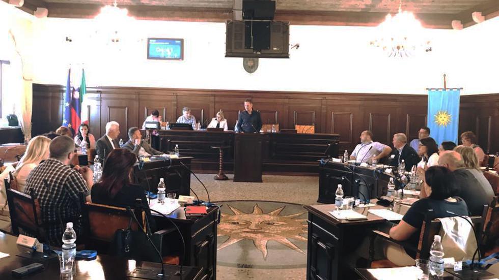 Izredna seja sveta Mestne občine Koper, na kateri so sprejeli deklaracijo o drugem tiru železniške proge Divača-Koper. Foto: Facebook/eKoper