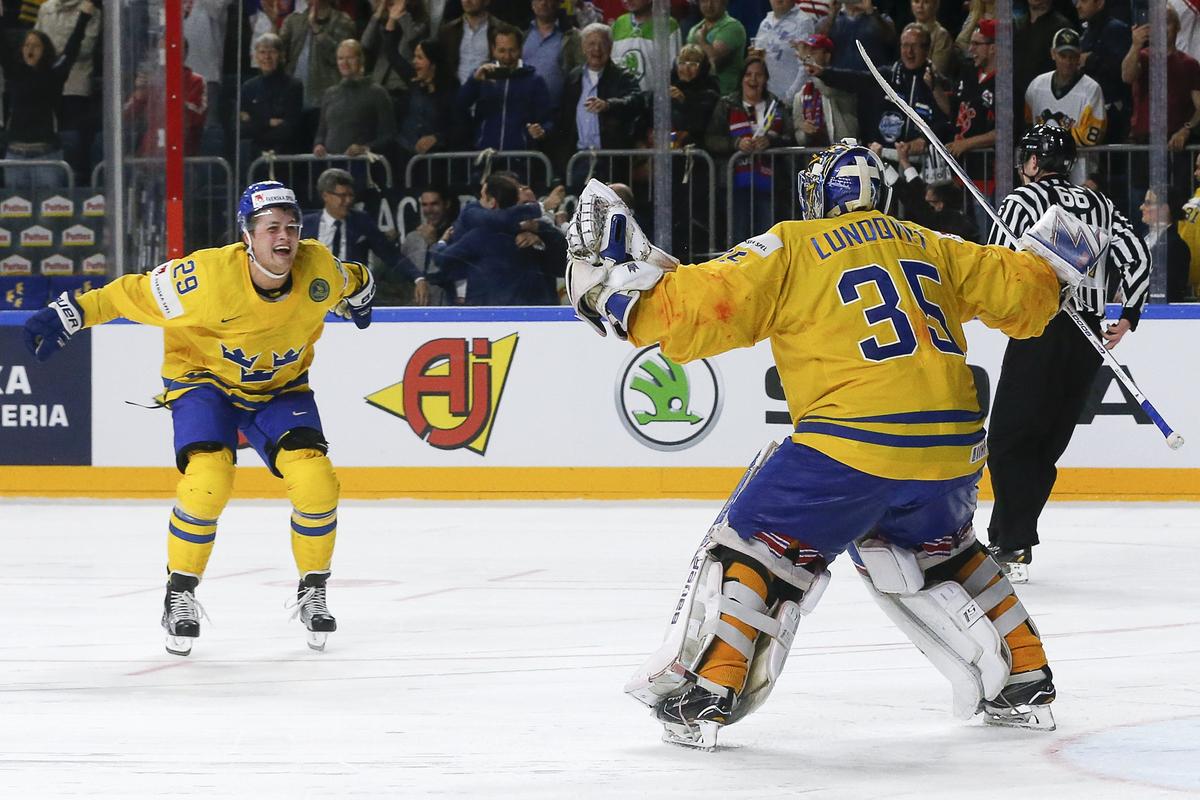 William Nylander in izvrstni vratar Henrik Lundqvist se veselita naslova svetovnega prvaka. Foto: Reuters