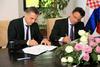 Glavni izvršni direktor Družbe za upravljanje terjatev bank Imre Balogh in hrvaški minister za državno premoženje Goran Marić sta namreč na gradu Mokrice podpisala sporazum o poravnavi glede Cimosovega dolga na Hrvaškem. Foto: BoBo