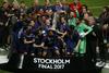 Wayne Rooney, ki je bil na zelenici le štiri minute, je dvignil pokal za zmago v Evropski ligi. Foto: Reuters
