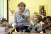 Starše nemških otrok bodo ob odklonitvi posvetovanja z zdravnikom glede cepljenja vrtci morali prijaviti oblastem. Foto: Reuters