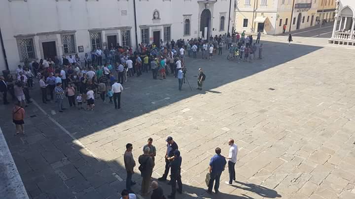 Pred Pretorsko palačo, v kateri je zasedal občinski svet, so se zbrali številni delavci Luke Koper. Foto: Evgenija Carl, TV Koper-Capodistria