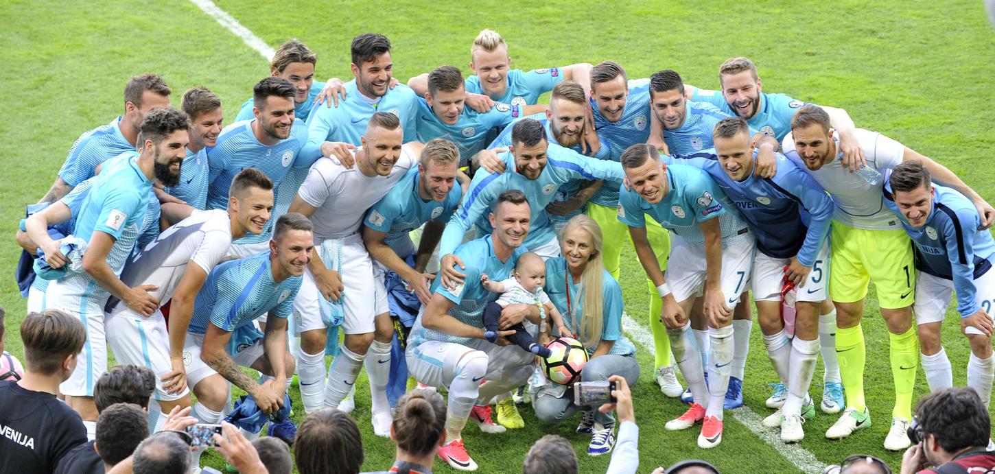 Tekmo je zaznamovalo slovo Milivoja Novakovića, ki sta se mu po koncu na zelenici pridružila žena in sin. Skupaj so se nato fotografirali z reprezentanco za