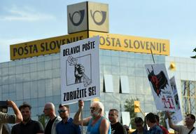 Pošta Slovenije in sindikata dosegli načelni dogovor. Če ga sindikata potrdita, stavke ne bo.