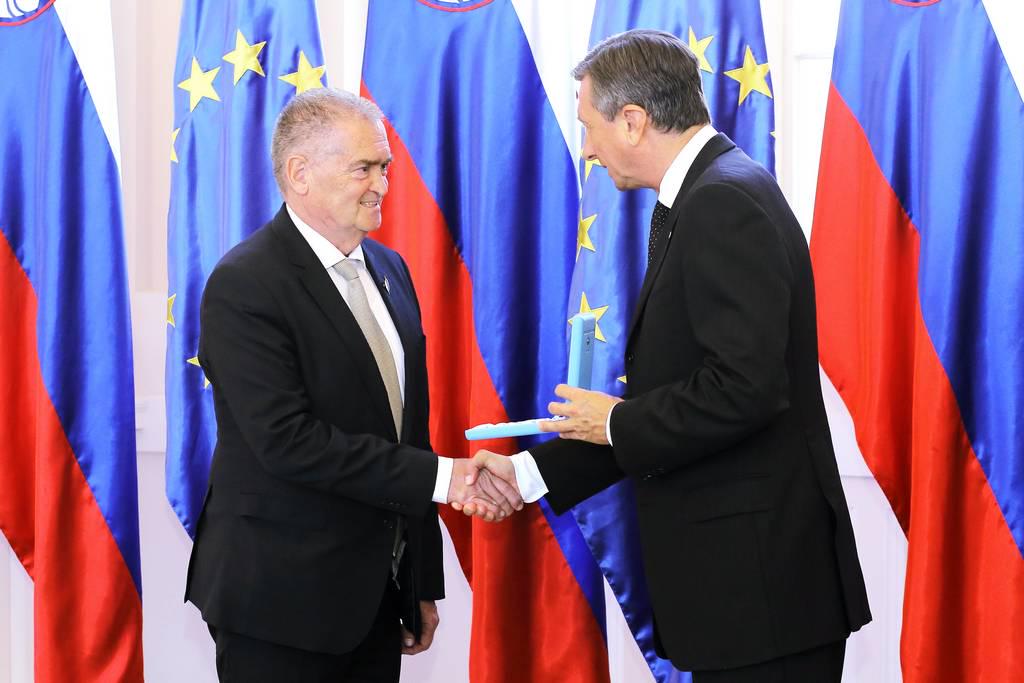 Predsednik Borut Pahor vročil državno odlikovanje red za zasluge dr. Ludviku Karničarju