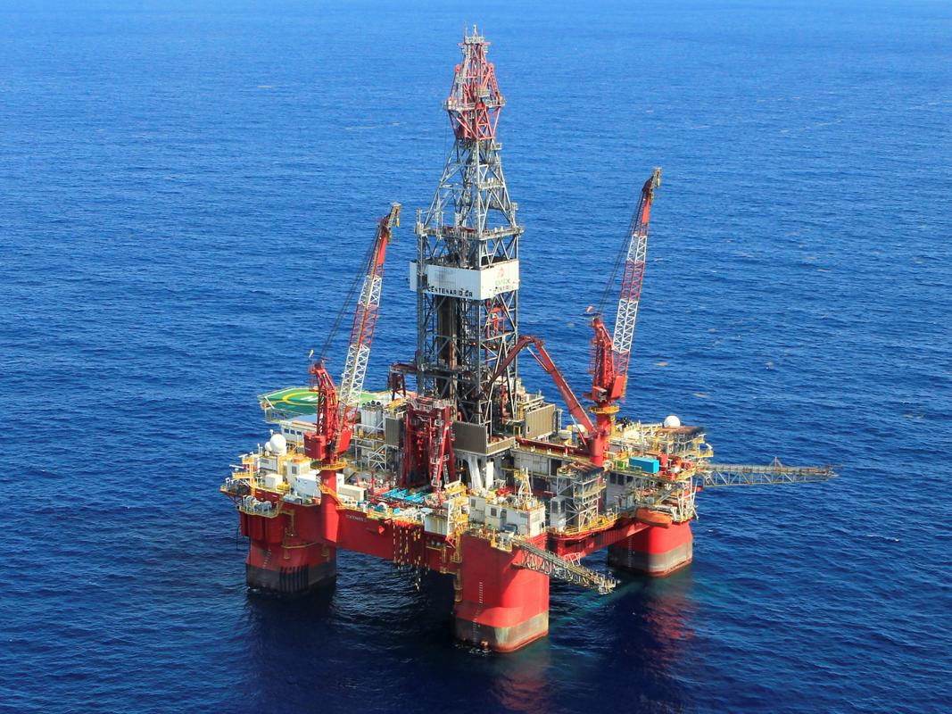 Vrednost nafte Brent znaša 45 dolarjev za 159-litrski sod.  Strah, da bi orkan Laura povzročil več škode v Mehiškem zalivu, se ni uresničil, naftne družbe pa so spet začele s proizvodnjo.  Foto: Reuters