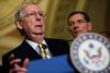 Vodja republikanske večine v senatu Mitch McConnel bi za sprejem reforme potreboval 50 glasov v 100-članskem senatu, a predlogu nasprotujejo tudi člani republikancev. Foto: Reuters