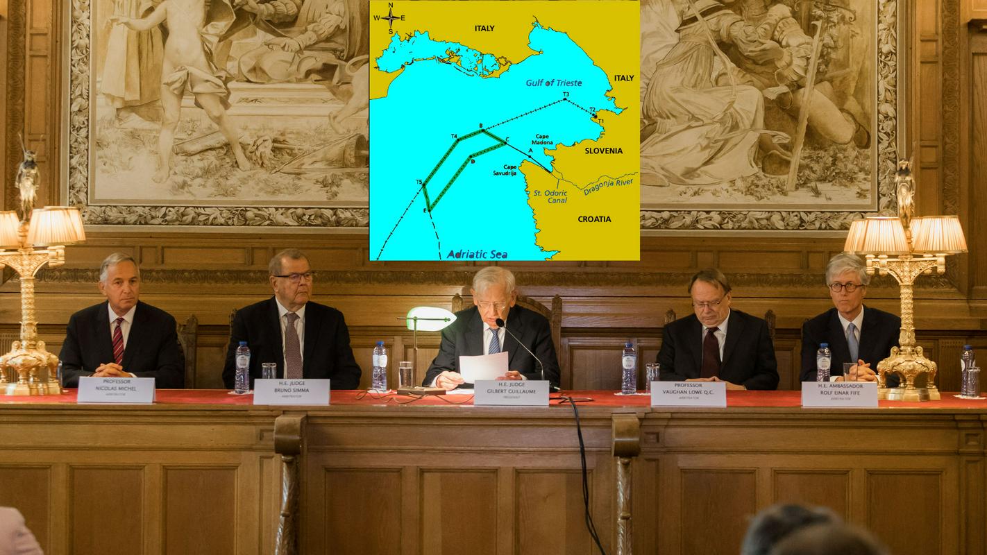 Arbitri med predstavitvijo odločitve in grafična predstavitev določene meje.
