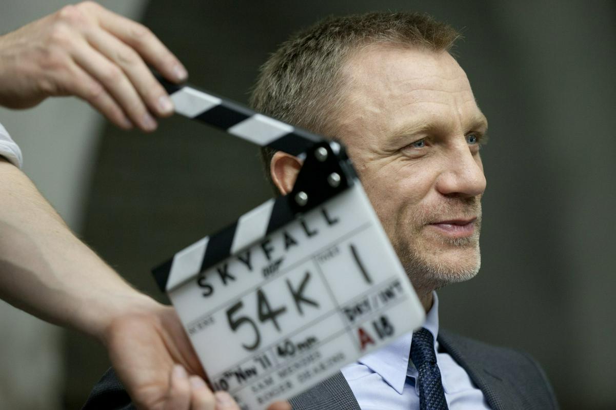 Daniel Craig Snemanje je bilo treba poleti za nekaj časa odložiti, ker si je 51-letni Craig pri teku tako zelo poškodoval vezi v gležnju, da ga je bilo treba operirati. Foto: IMDb