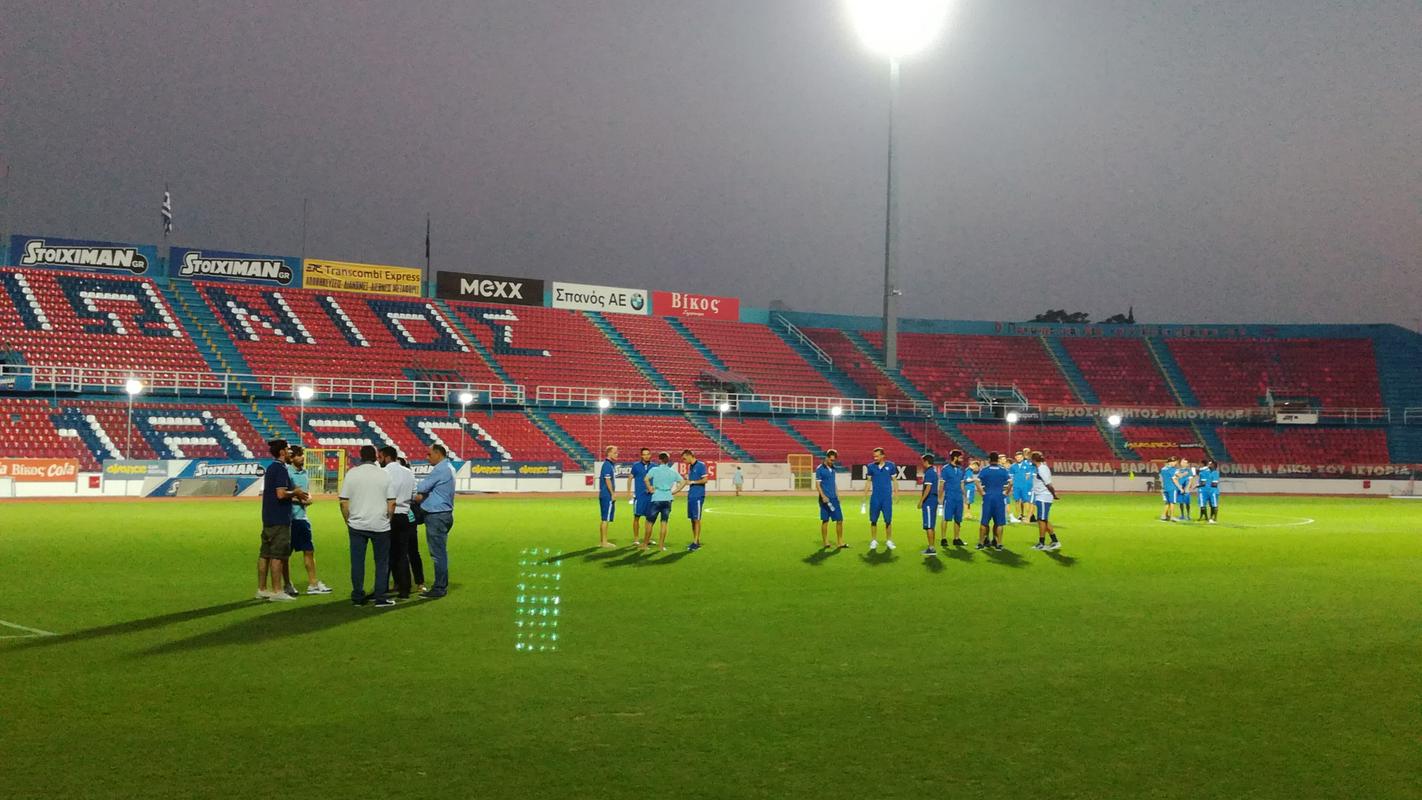 Novogoriški nogometaši so sinoči preizkusili igrišče na Panioniosovem stadionu Nea Smyrni v Atenah. Foto: Marko Lazar
