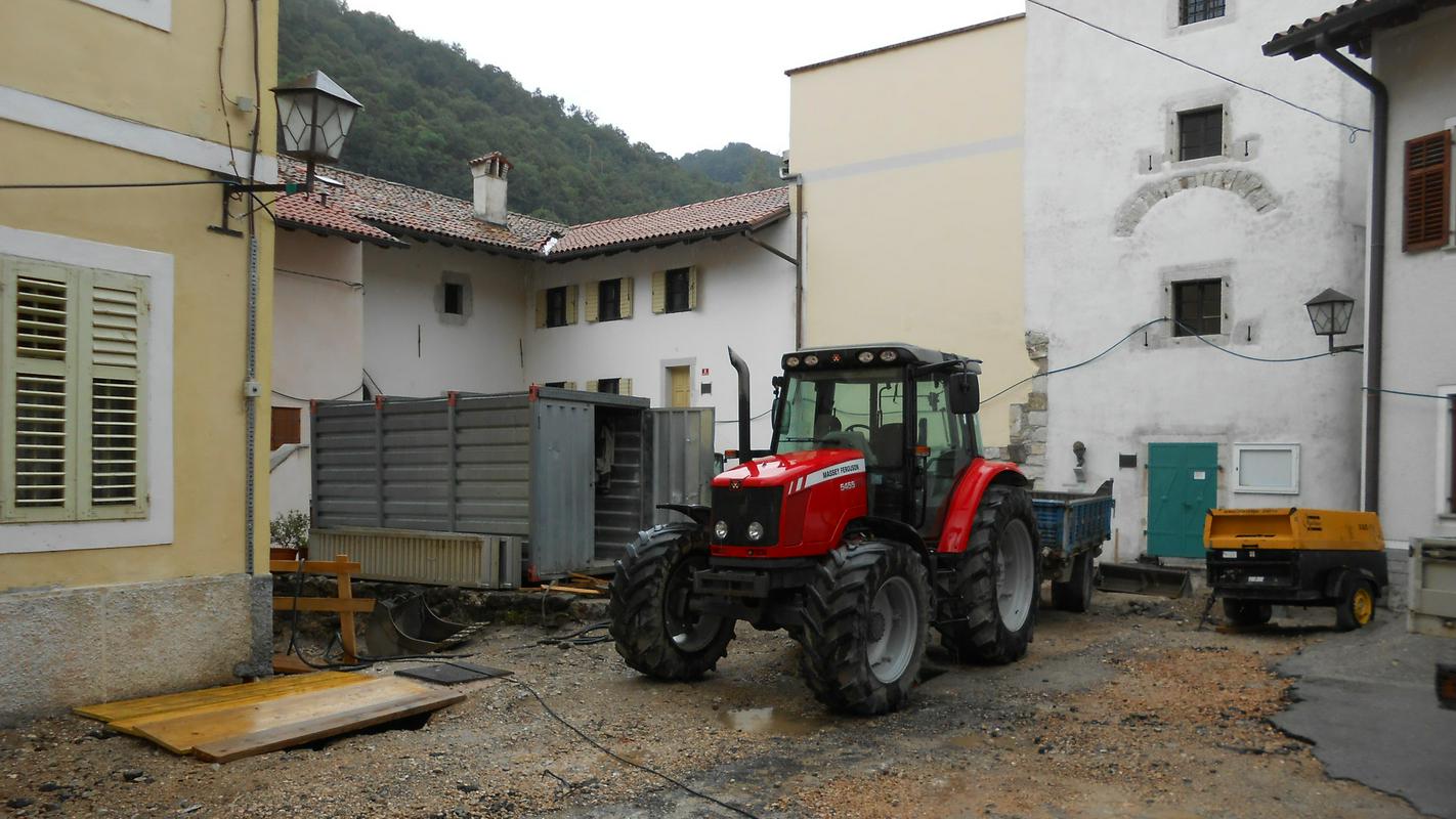 V središču Kanala ob Soči, priljubljenem prireditvenem prostoru, so se ta teden začela gradbena dela. Foto: Zdenka Tomulić